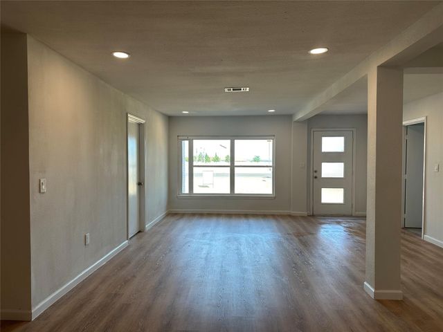 909 Jerry Mashek Drive, West, TX 76691