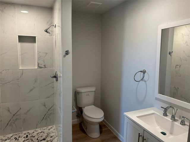 909 Jerry Mashek Drive, West, TX 76691