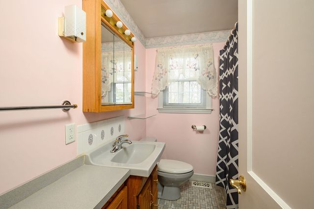 113 Ledgewood Rd, Dedham, MA 02026