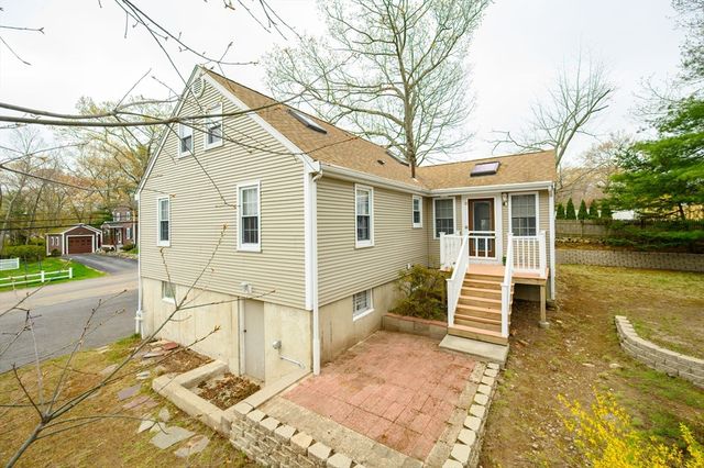 113 Ledgewood Rd, Dedham, MA 02026