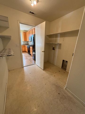 2385 S Creekside Dr, Los Banos, CA 93635