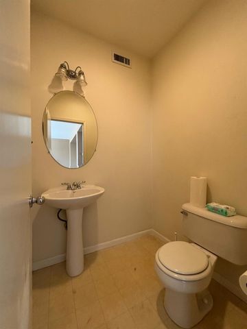 2385 S Creekside Dr, Los Banos, CA 93635