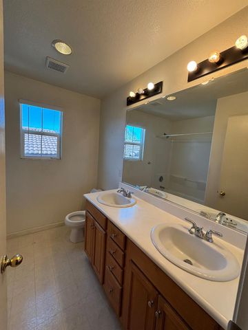 2385 S Creekside Dr, Los Banos, CA 93635