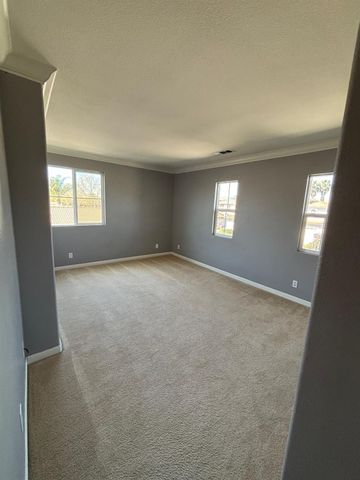 2385 S Creekside Dr, Los Banos, CA 93635