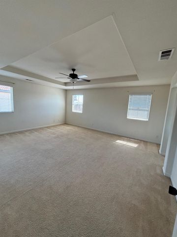 2385 S Creekside Dr, Los Banos, CA 93635