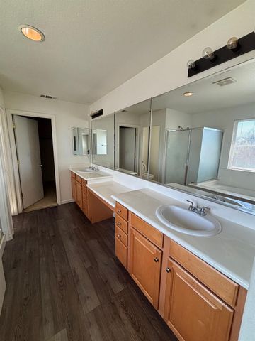 2385 S Creekside Dr, Los Banos, CA 93635