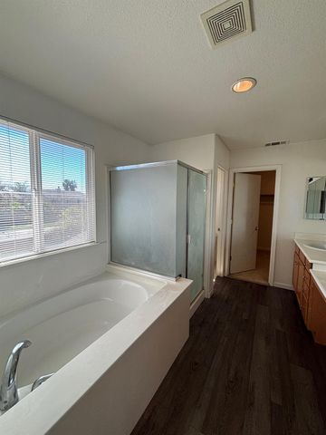 2385 S Creekside Dr, Los Banos, CA 93635