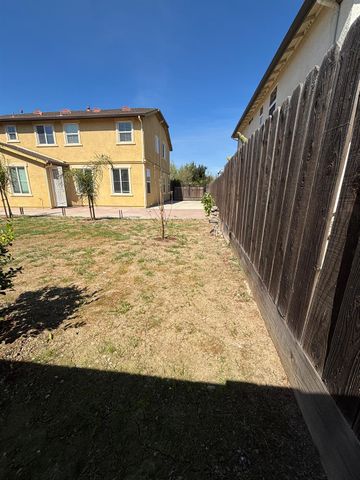 2385 S Creekside Dr, Los Banos, CA 93635
