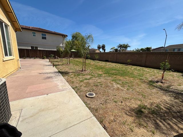 2385 S Creekside Dr, Los Banos, CA 93635