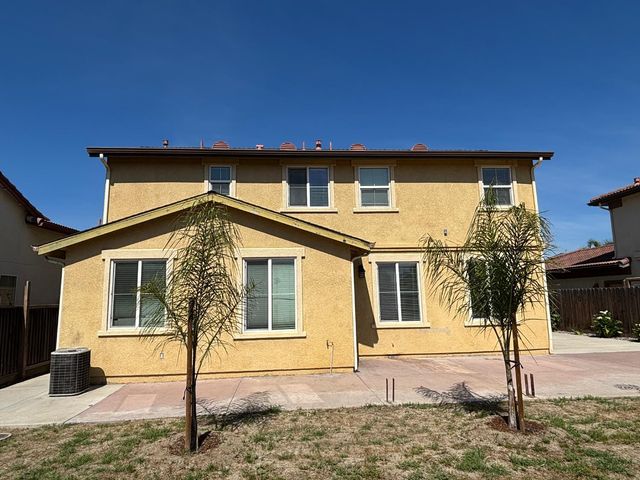 2385 S Creekside Dr, Los Banos, CA 93635