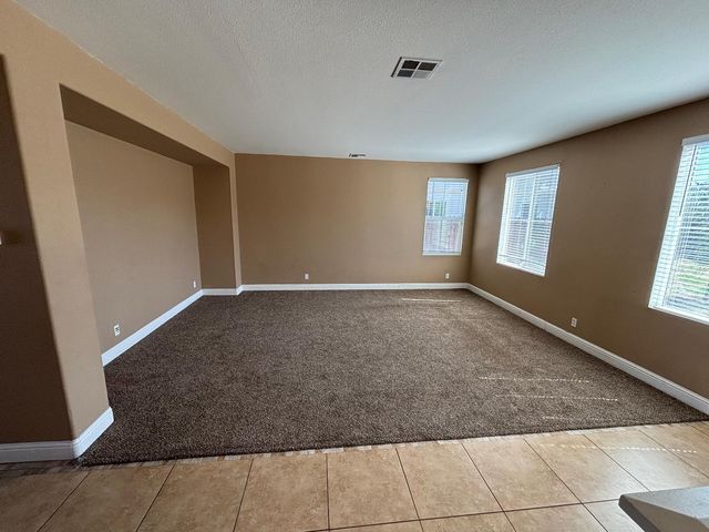 2385 S Creekside Dr, Los Banos, CA 93635