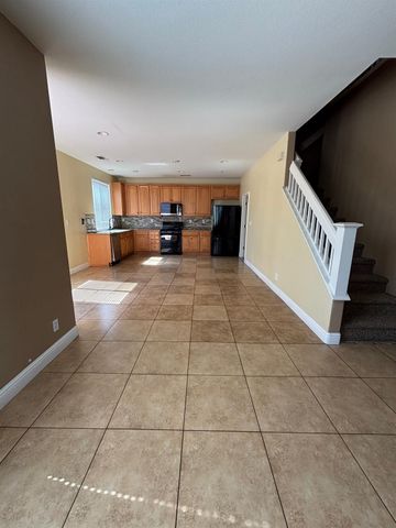 2385 S Creekside Dr, Los Banos, CA 93635