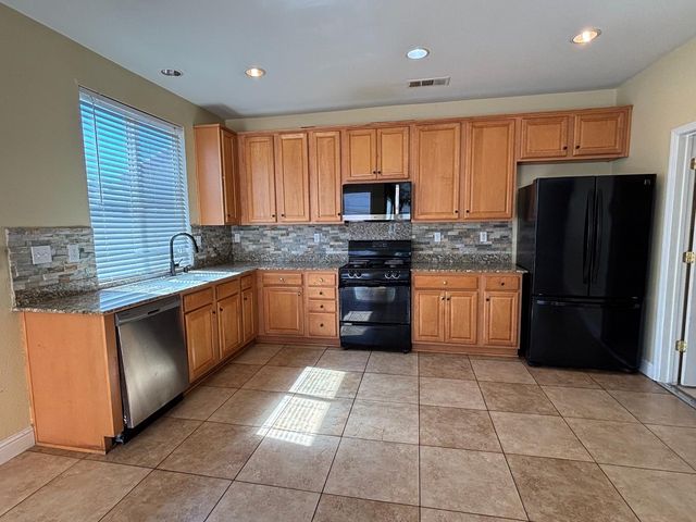 2385 S Creekside Dr, Los Banos, CA 93635