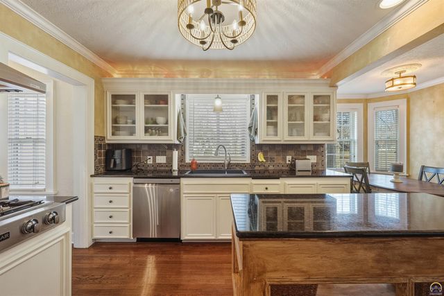 1303 SW Pembroke LN, Topeka, KS 66604