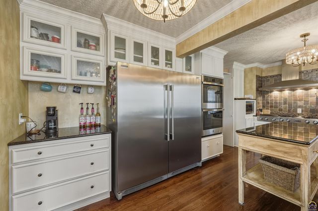 1303 SW Pembroke LN, Topeka, KS 66604