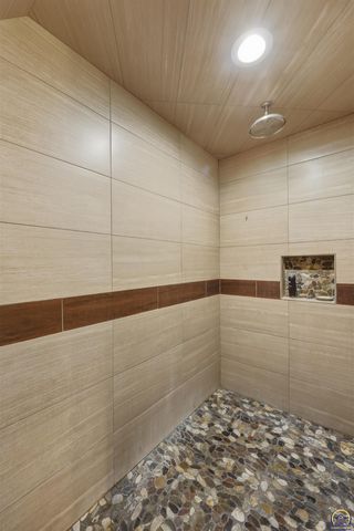 1303 SW Pembroke LN, Topeka, KS 66604