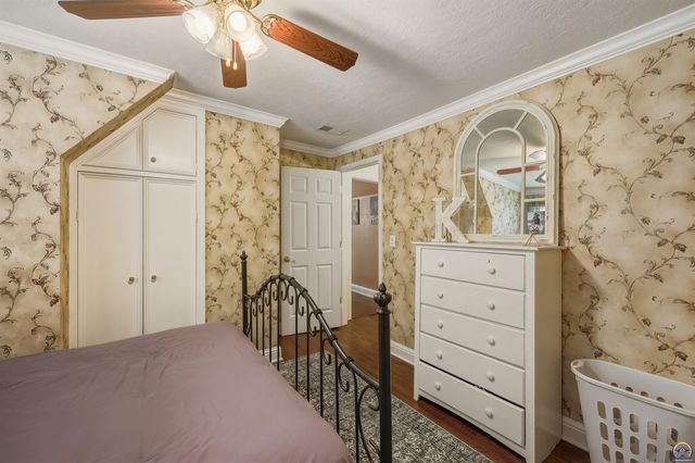 1303 SW Pembroke LN, Topeka, KS 66604