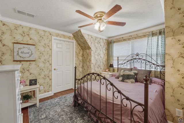 1303 SW Pembroke LN, Topeka, KS 66604