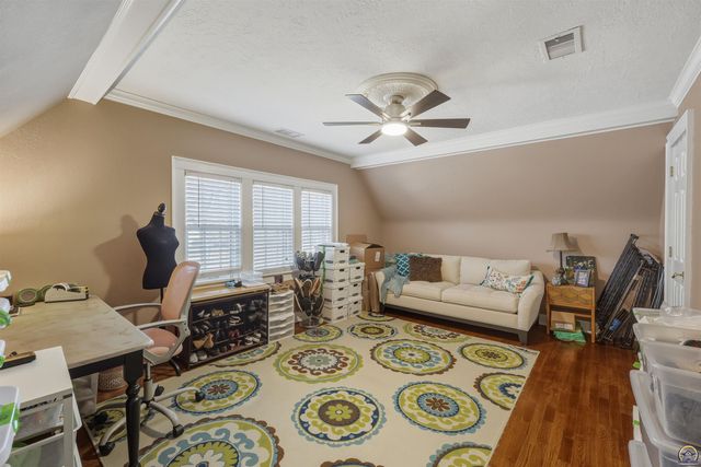 1303 SW Pembroke LN, Topeka, KS 66604