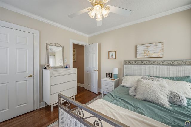 1303 SW Pembroke LN, Topeka, KS 66604