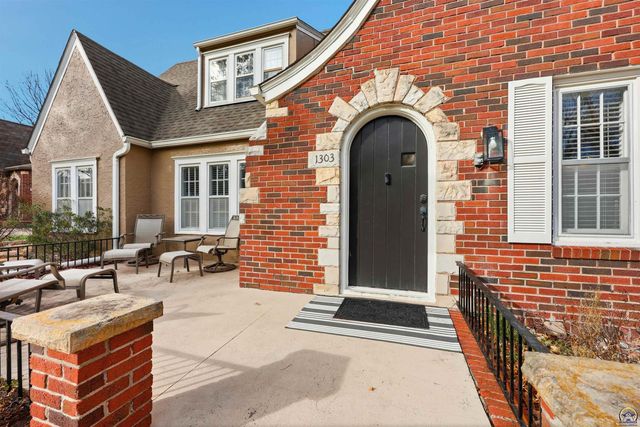 1303 SW Pembroke LN, Topeka, KS 66604