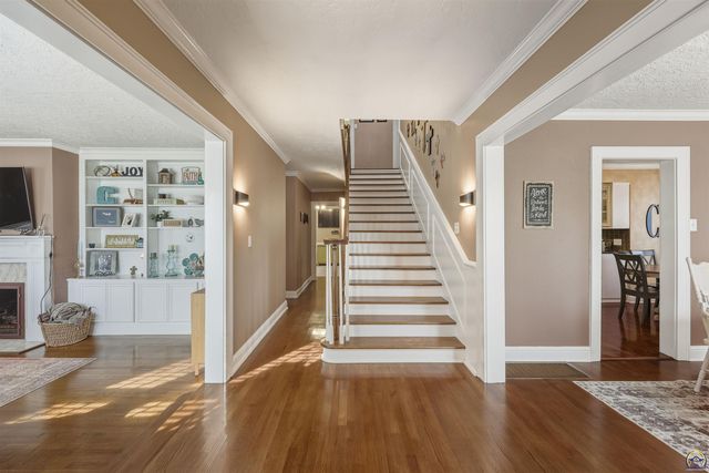 1303 SW Pembroke LN, Topeka, KS 66604