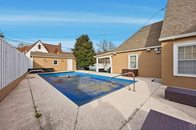 1303 SW Pembroke LN, Topeka, KS 66604