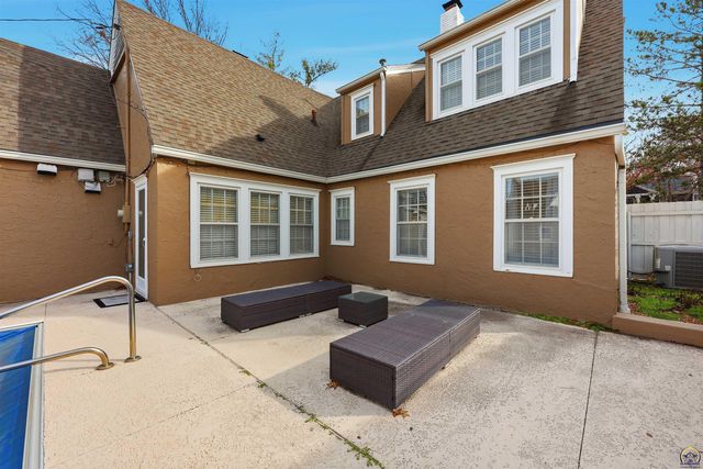 1303 SW Pembroke LN, Topeka, KS 66604