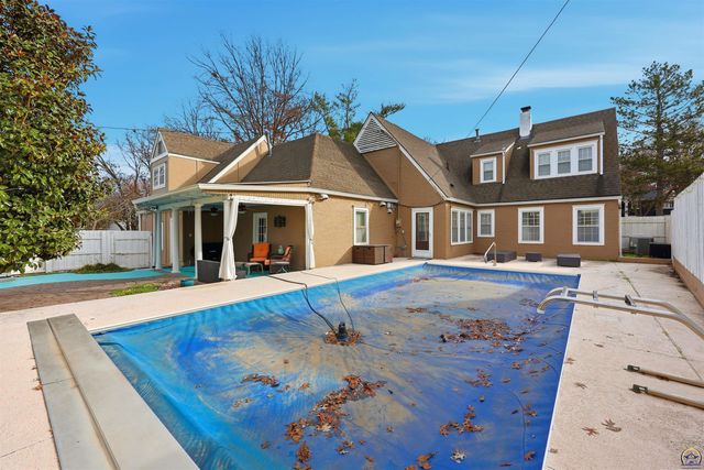 1303 SW Pembroke LN, Topeka, KS 66604