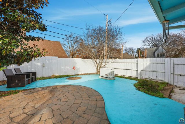 1303 SW Pembroke LN, Topeka, KS 66604