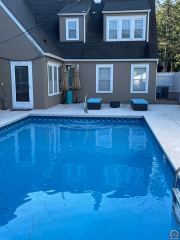 1303 SW Pembroke LN, Topeka, KS 66604