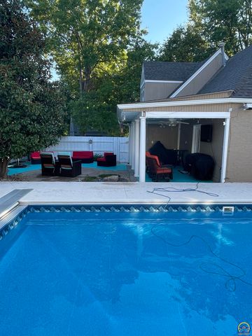 1303 SW Pembroke LN, Topeka, KS 66604