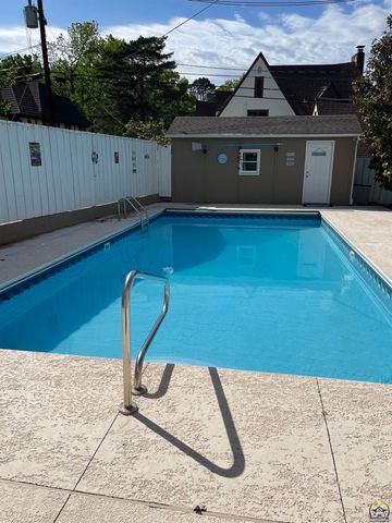 1303 SW Pembroke LN, Topeka, KS 66604