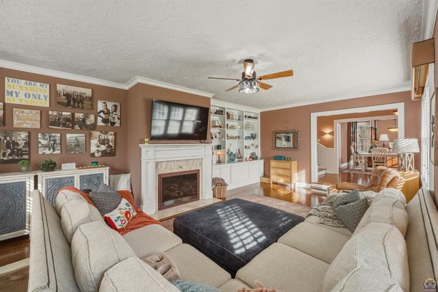 1303 SW Pembroke LN, Topeka, KS 66604