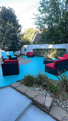 1303 SW Pembroke LN, Topeka, KS 66604