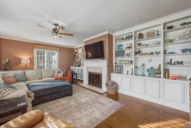 1303 SW Pembroke LN, Topeka, KS 66604