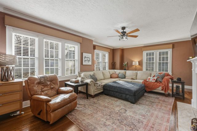 1303 SW Pembroke LN, Topeka, KS 66604