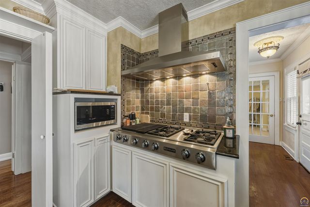 1303 SW Pembroke LN, Topeka, KS 66604