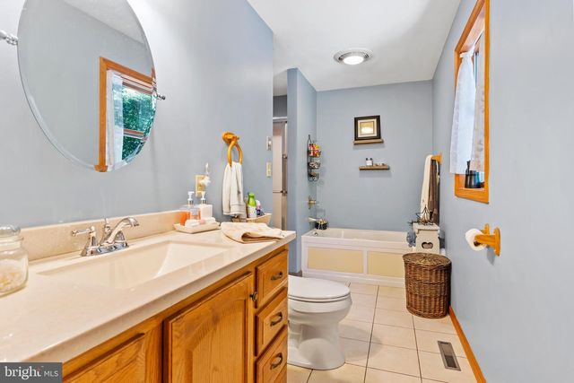 6 FOREST LN, Newville, PA 17241