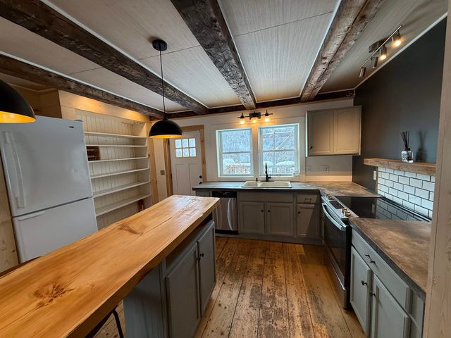 1110 Creek Road, Albany, VT 05845