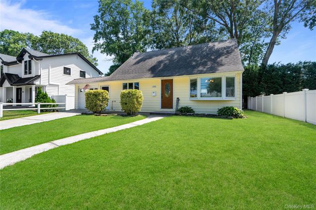 116 Spruce Street, Massapequa Park, NY 11762