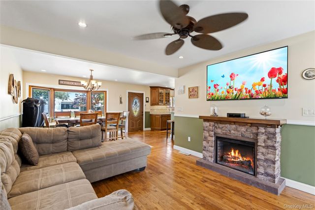 116 Spruce Street, Massapequa Park, NY 11762