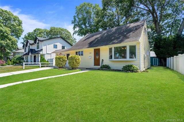 116 Spruce Street, Massapequa Park, NY 11762
