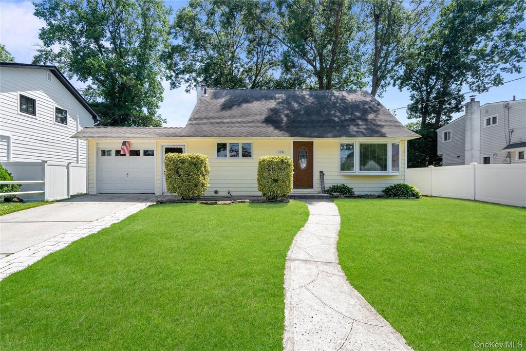 116 Spruce Street, Massapequa Park, NY 11762