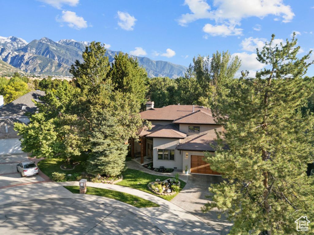 Image 6 of property listing at 2614 E TUXEDO CIR, Cottonwood Heights, UT 84093