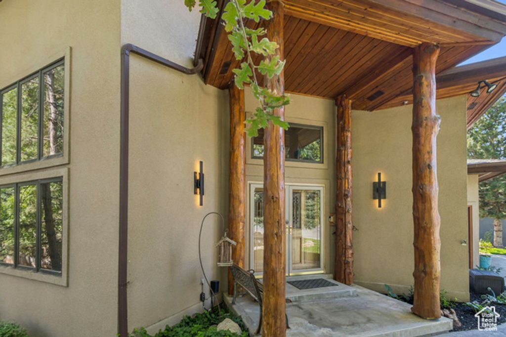 Image 8 of property listing at 2614 E TUXEDO CIR, Cottonwood Heights, UT 84093