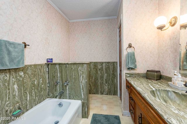 1000 Robert Lee Circle, Lafayette, LA 70506