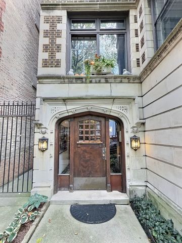 2921 N Pine Grove Avenue 1, Chicago, IL 60657