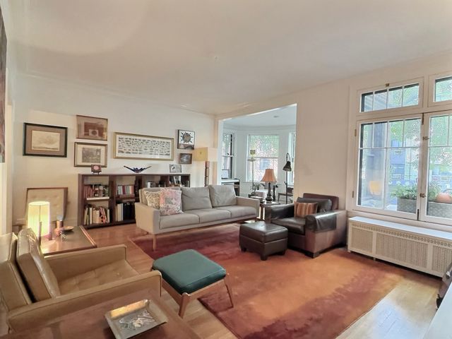 2921 N Pine Grove Avenue 1, Chicago, IL 60657