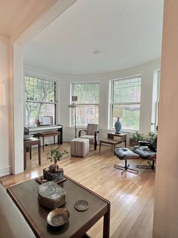 2921 N Pine Grove Avenue 1, Chicago, IL 60657